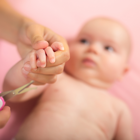 couper ongle du bébé nouveau-né en toute sécurité
