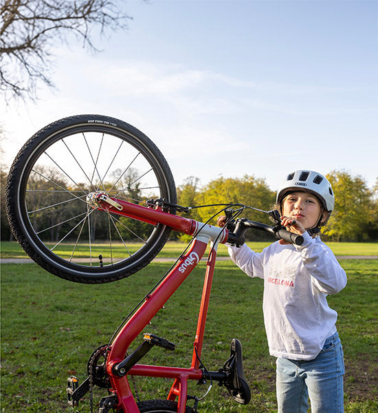 petite fille de 7 ans soulève son vélo 20 pouces léger gibus cycles