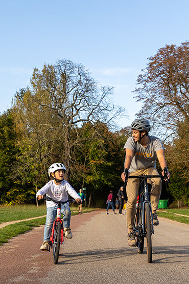 Enfant et son père font du vélo ensemble, sur un vélo 20 pouces Gibus Cycles