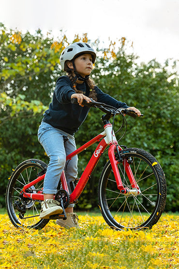 Petite fille sur un vélo 20 pouces à la bonne taille Gibus Cycles