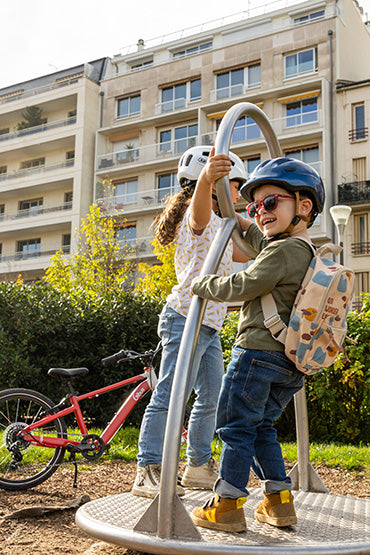 2 enfants dans une aire de jeux avec un vélo 20 pouces Gibus Cycles