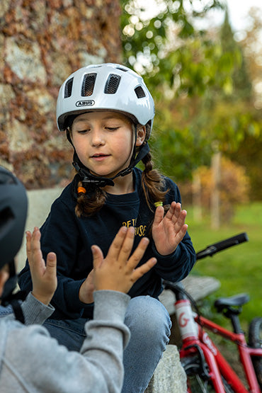 Deux enfants jouent près d'un vélo 20 pouces rouge Gibus Cycles