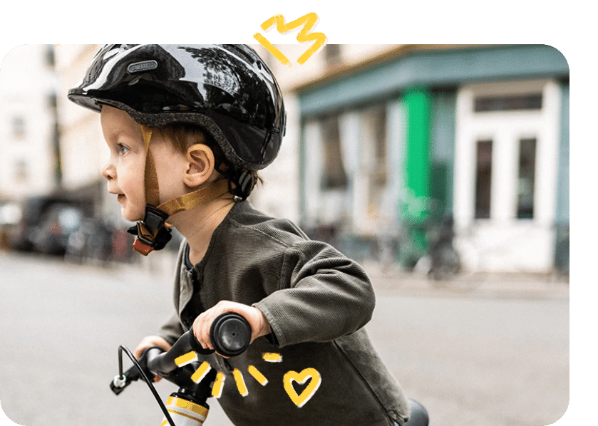 Enfant avec casque tient guidon draisienne 12 pouces Gibus Cycles