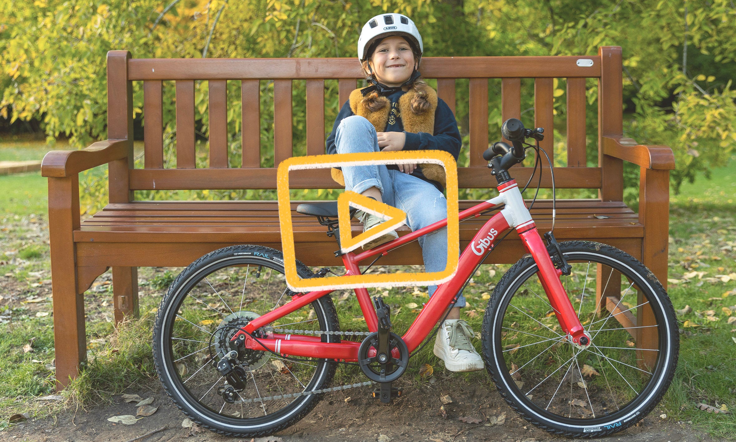 vélo 20 pouces rouge Gibus Cycles et enfant souriant assis