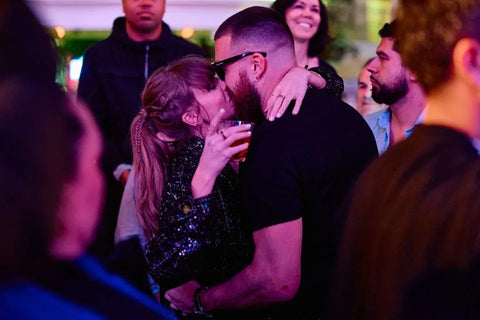 Travis Kelce and Taylor Swift kissing in a club