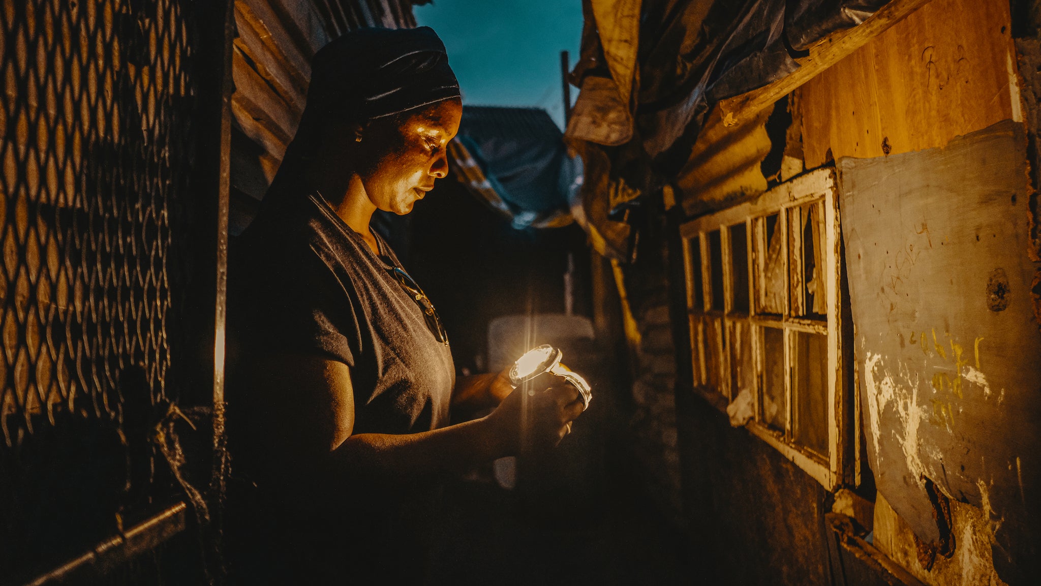 Sonnenglas|Vrouw in township Zuid-Afrika met lamp aan