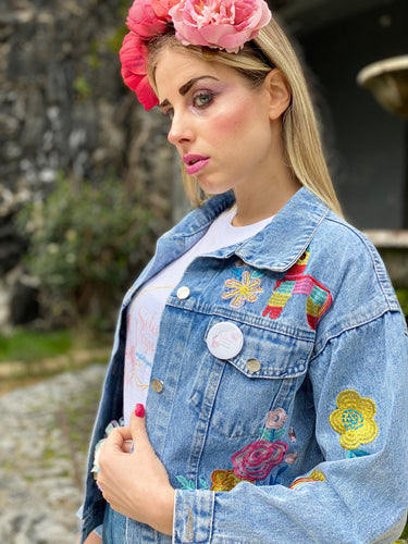 Giubbino di jeans Frida Kahlo - Pop Art con frange rosa. – Selene Vogue