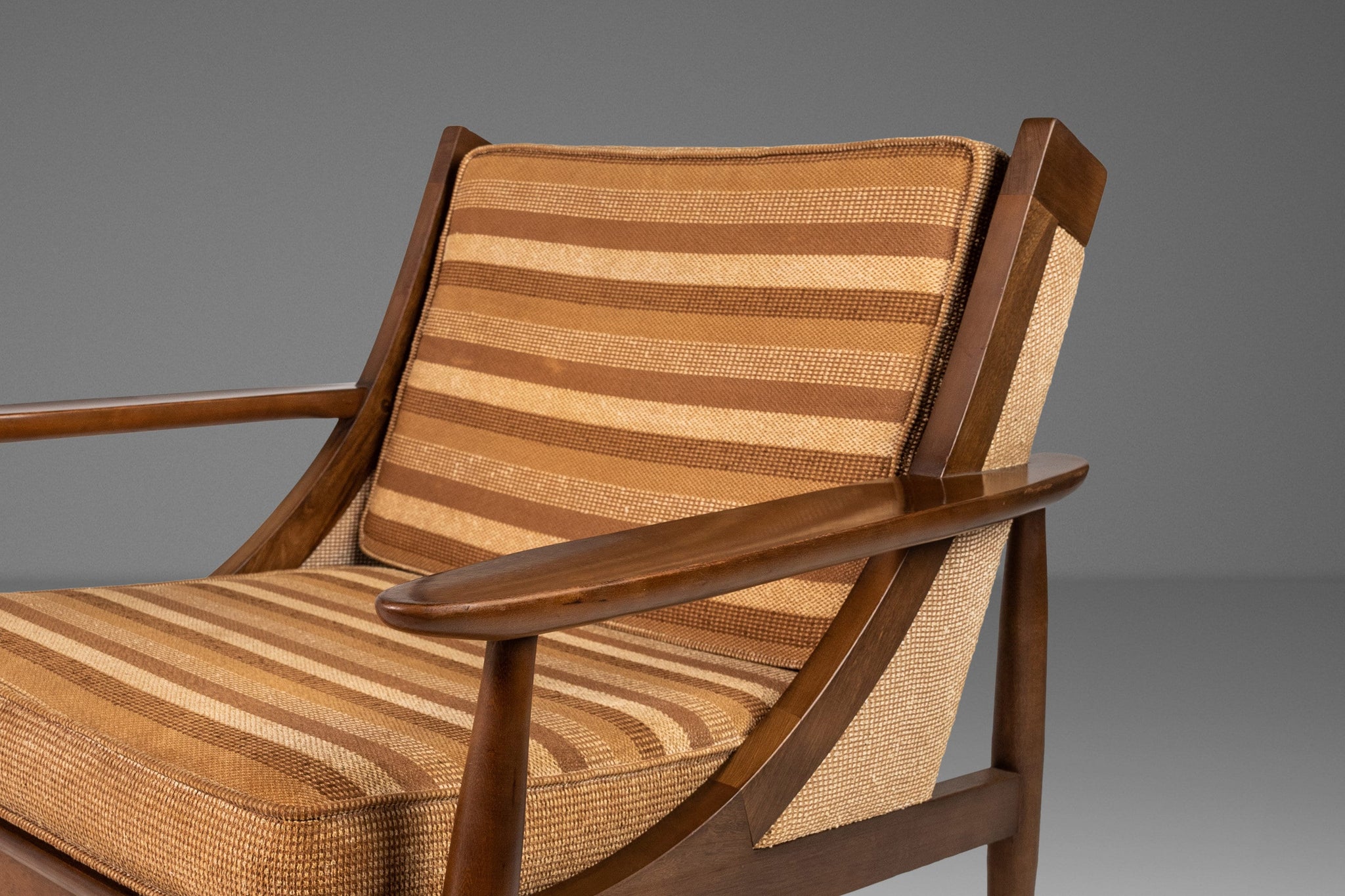 Century Modern Lounge Chair Selig in Walnut & Original Fabri