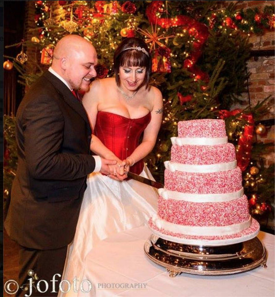 Rachel cuts the cake