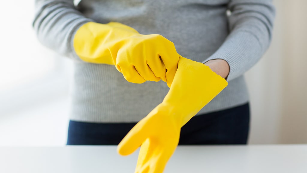 Wear rubber gloves in case of battery leaks