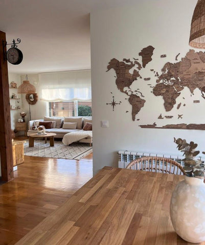 3D-Weltkarte aus Holz in dunkler Nussbaumfarbe in einem Esszimmer