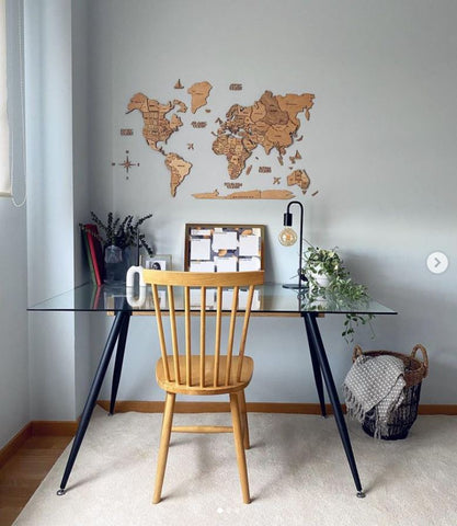 3D-Weltkarte aus Holz in heller Farbe im Home Office