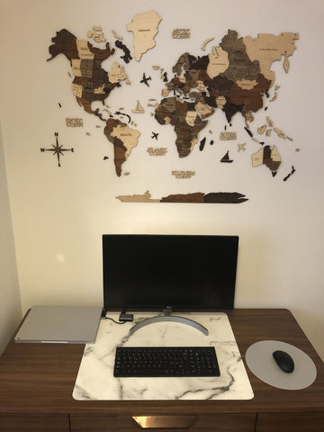 3D Weltkarte Holz in Multicolor in einem kleinen Heimbüro