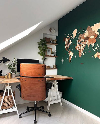 3D Weltkarte Holz in Multicolor in einem Home Office