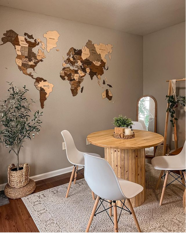 3D Weltkarte Holz in Multicolor in einem Esszimmer