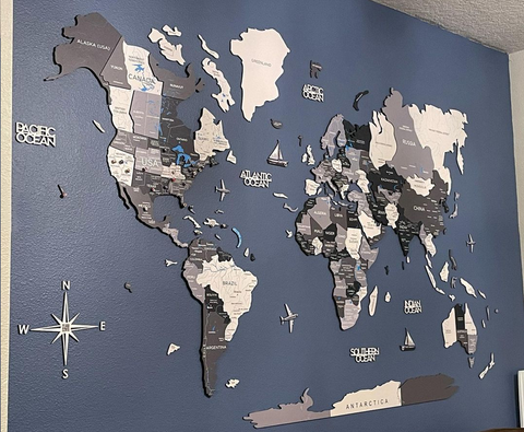 3D Weltkarte Holz in Nordik-Farbe an einer blauen Wand