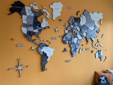 3D Weltkarte Holz in Nordik an einer orangefarbenen Wand