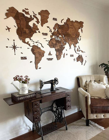 3D Weltkarte Holz in Eichenfarbe in einem Home Office