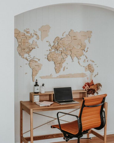 3D Weltkarte Holz in der Farbe Terra in einem Heimbüro