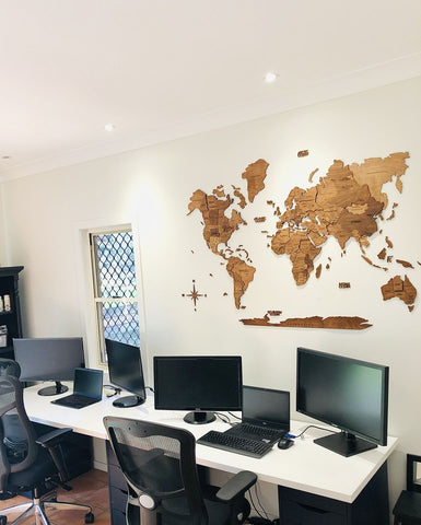 3D Weltkarte Holz in der Farbe Terra in einem Büro