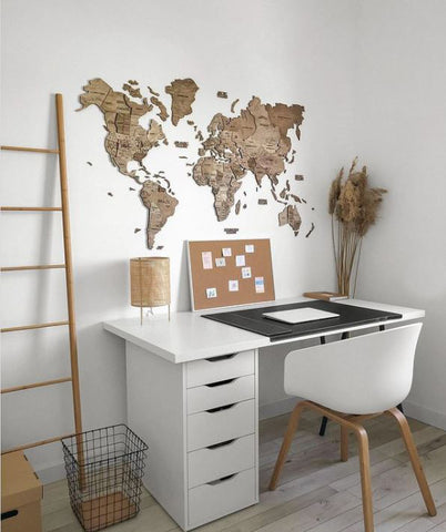 3D Weltkarte Holz in Terra-Farbe in einem Home Office