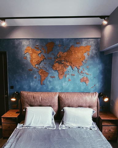 3D-Weltkarte aus Holz in Eichenfarbe in einem Schlafzimmer