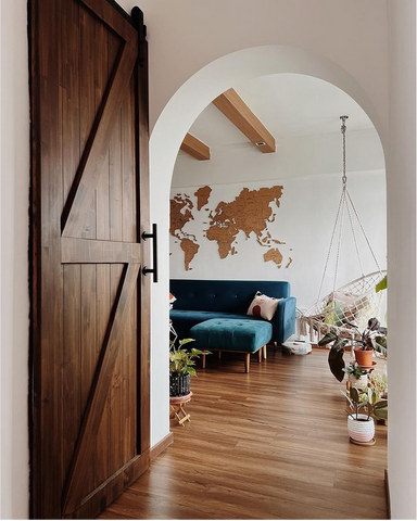 3D Weltkarte Holz in der Farbe Terra in einem Wohnzimmer