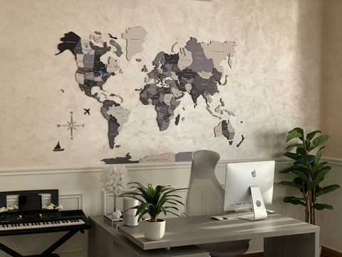 3D-Weltkarte aus Holz in Nordik-Farbe in einem Heimbüro