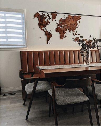Mapa mundial de madeira em uma sala de jantar
