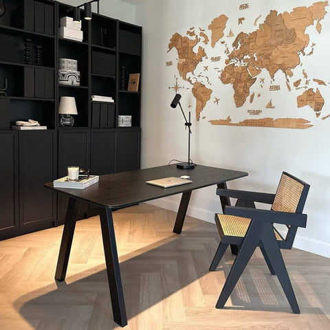 Mapa del mundo de madera en una oficina en casa