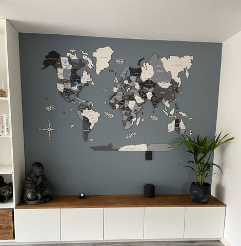 3D-Weltkarte aus Holz in Nordik-Farbe in einem Wohnzimmer