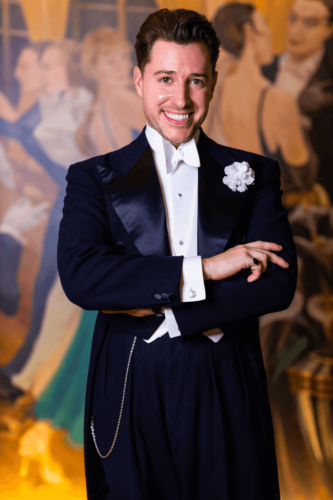 Alex Mendham mit Boutonnière im Burgh Island Hotel