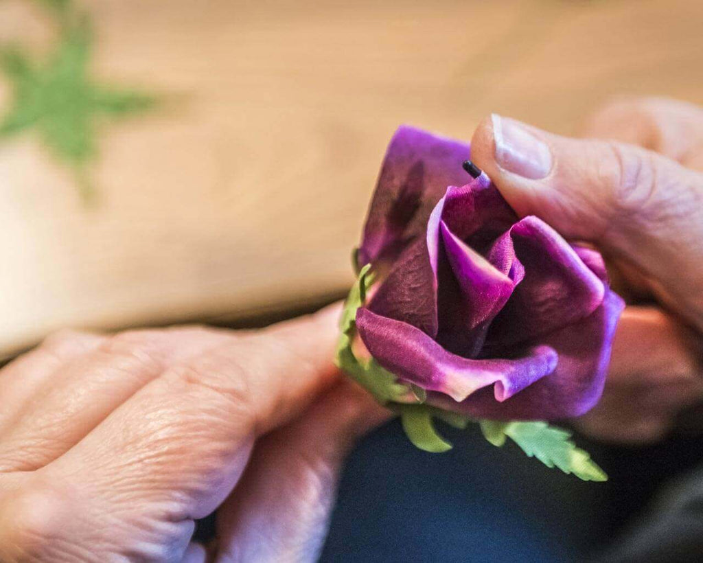 Herstellung seidener Boutonnières