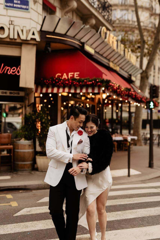 Glücklich verheiratet in Paris - natürlich mit Boutonnière am Dinner Jacket. Hier: Sean Sim mit unserer roten Nelke mittlerer Größe.