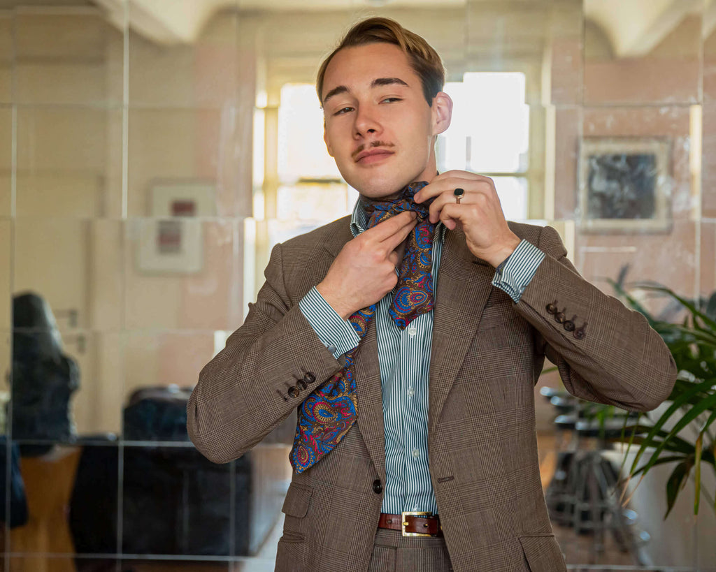 Wie bindet man eine Cravat (Ascot Tie). Tutorial im Onlineshop für feine Herren-Accessoires.