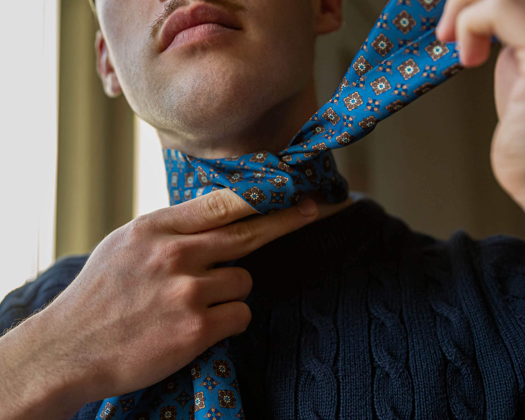 Tutorial: blauen Krawattenschal (Cravat, Ascot Tie) aus Seide binden.