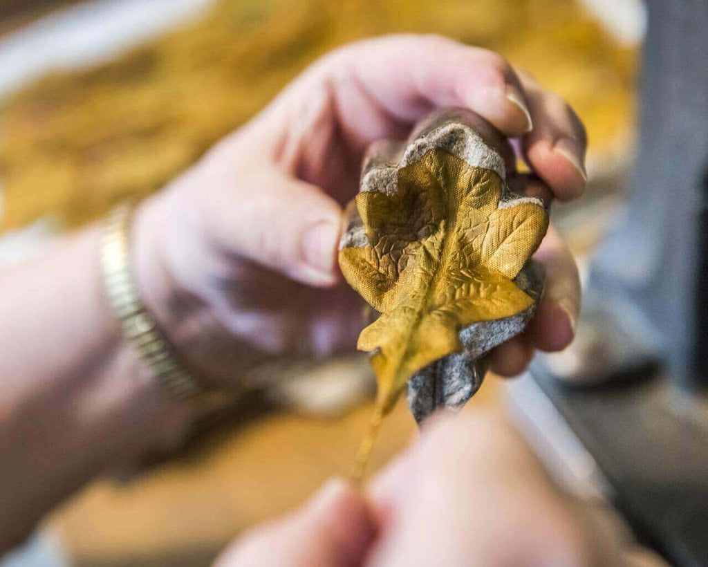 Si entsteht ein Seidenblatt für unsere Boutonnières