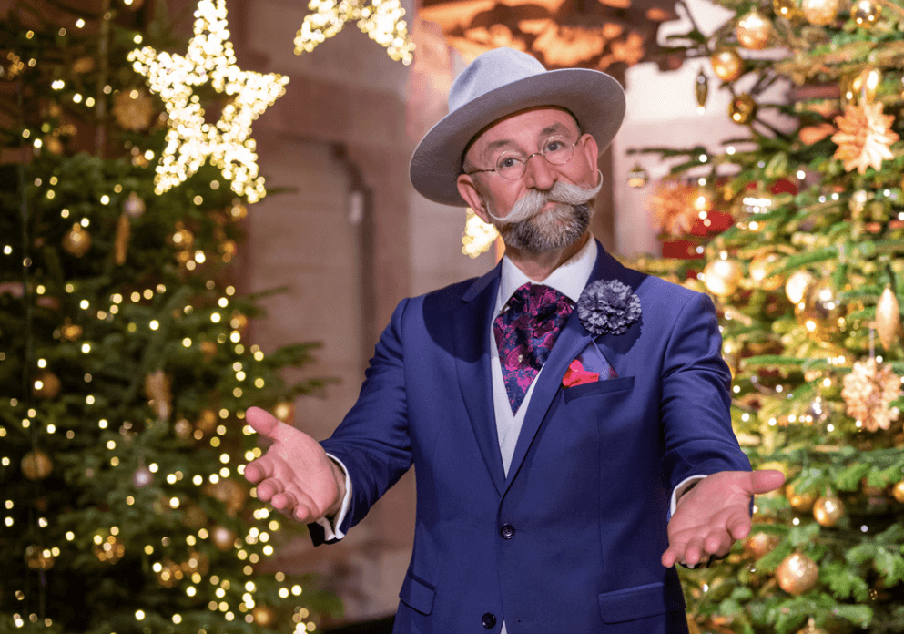 Horst Lichter mit Blume im Knopfloch, Weihnachtsausgabe "Bares für Rares" 2023, Foto: ZDF/Sasche Baumann