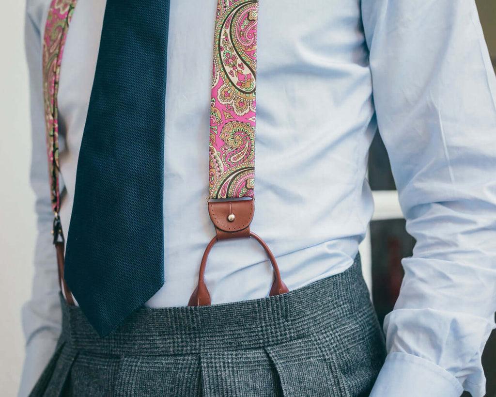 Rosa Paisley-Hosenträger mit braunen Lederschlaufen und blauer Krawatte
