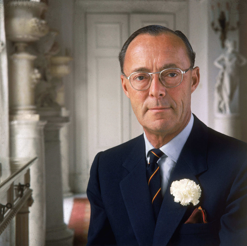 Prins Bernhard der Niederlande mit weißer Nelke als Boutonnière