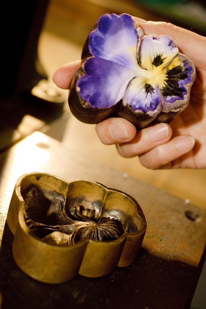 Herstellung mit Stanzwerkezeugen einer Boutonnière, Knopflochblume aus Sachsens