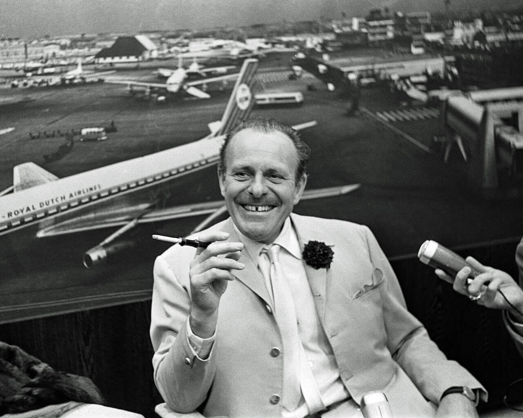 Terry-Thomas mit Boutonnière (Knopflochblume)