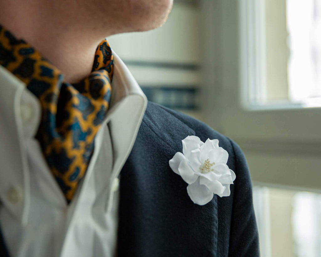 Weiße Boutonnière an blauem Sakko mit seider Cravat / Ascot Tie