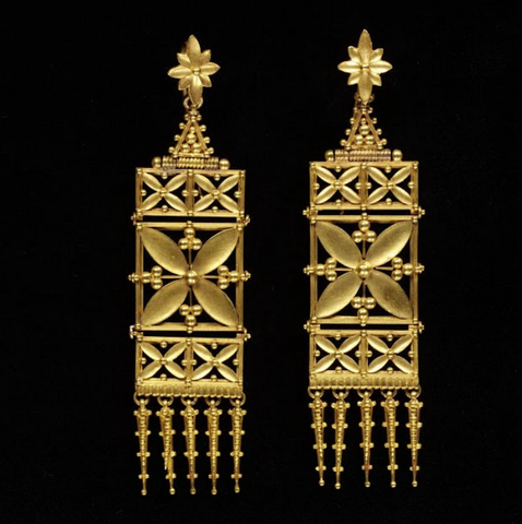 gold earrings in the V&A museum