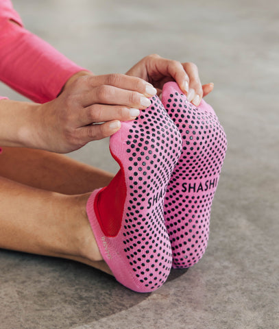 chaussettes avec grips en rose avec tissu en maille rouge