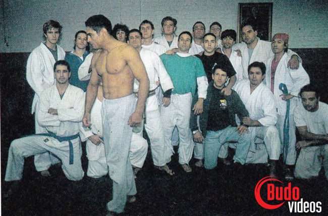 Foto de grupo con Rickson Gracie después de la victoria.