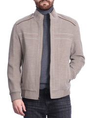 Hombre vestido con una elegante chaqueta bomber gris/beige sobre cuello alto gris