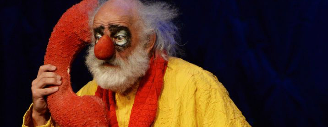 le clown slava et son téléphone géant