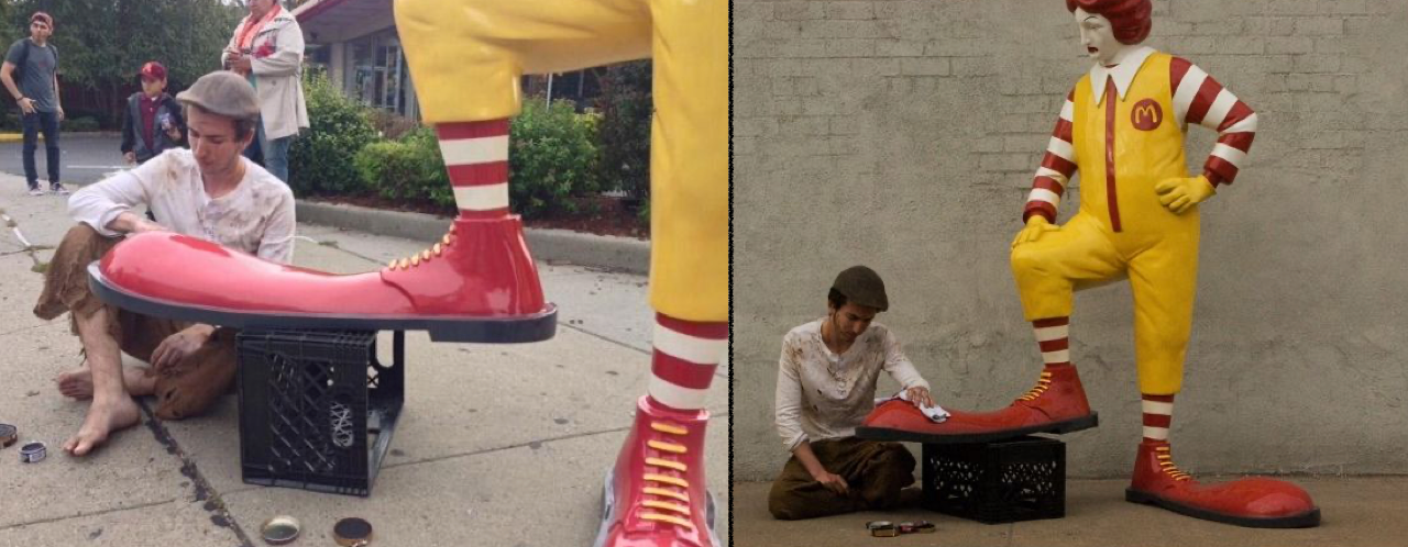 Oeuvre d'Art du Clown McDonalds avec immenses chaussures de Clown