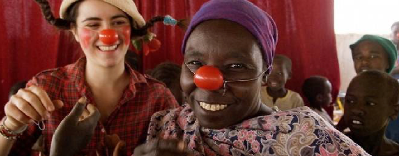 Nez de Clown porté par une femme africain avec Clowns Sans Frontières